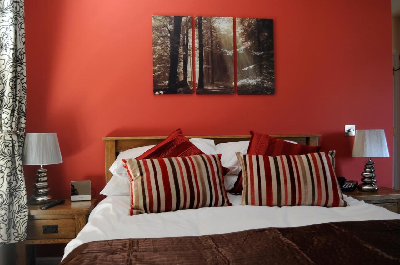 The Walnut Tree Inn Mere Mere  Bagian luar foto