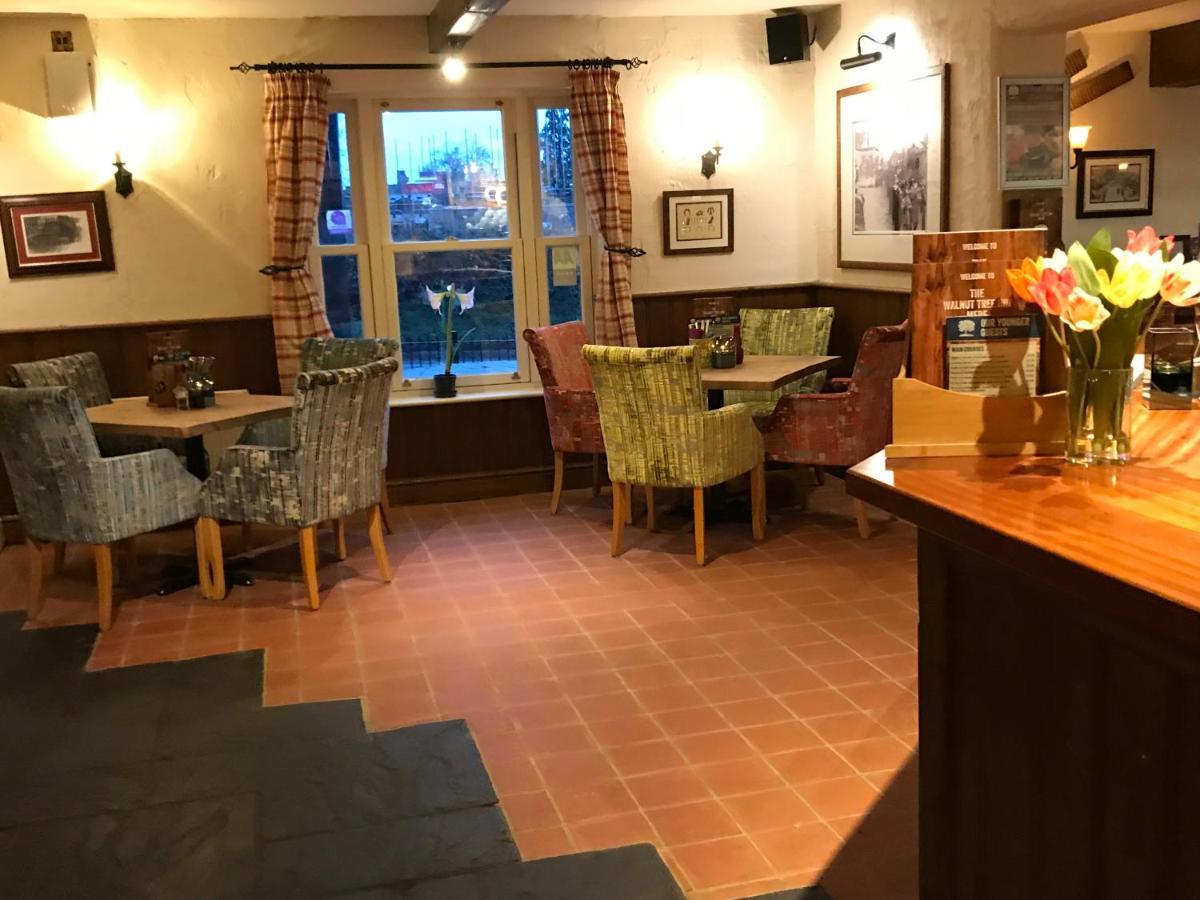 The Walnut Tree Inn Mere Mere  Bagian luar foto