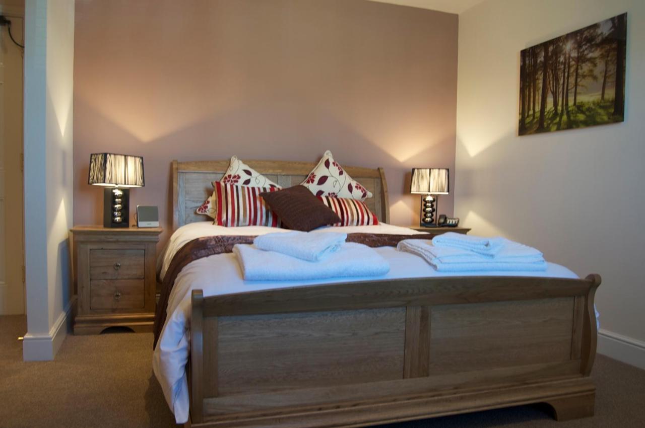 The Walnut Tree Inn Mere Mere  Bagian luar foto