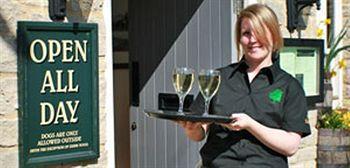 The Walnut Tree Inn Mere Mere  Bagian luar foto